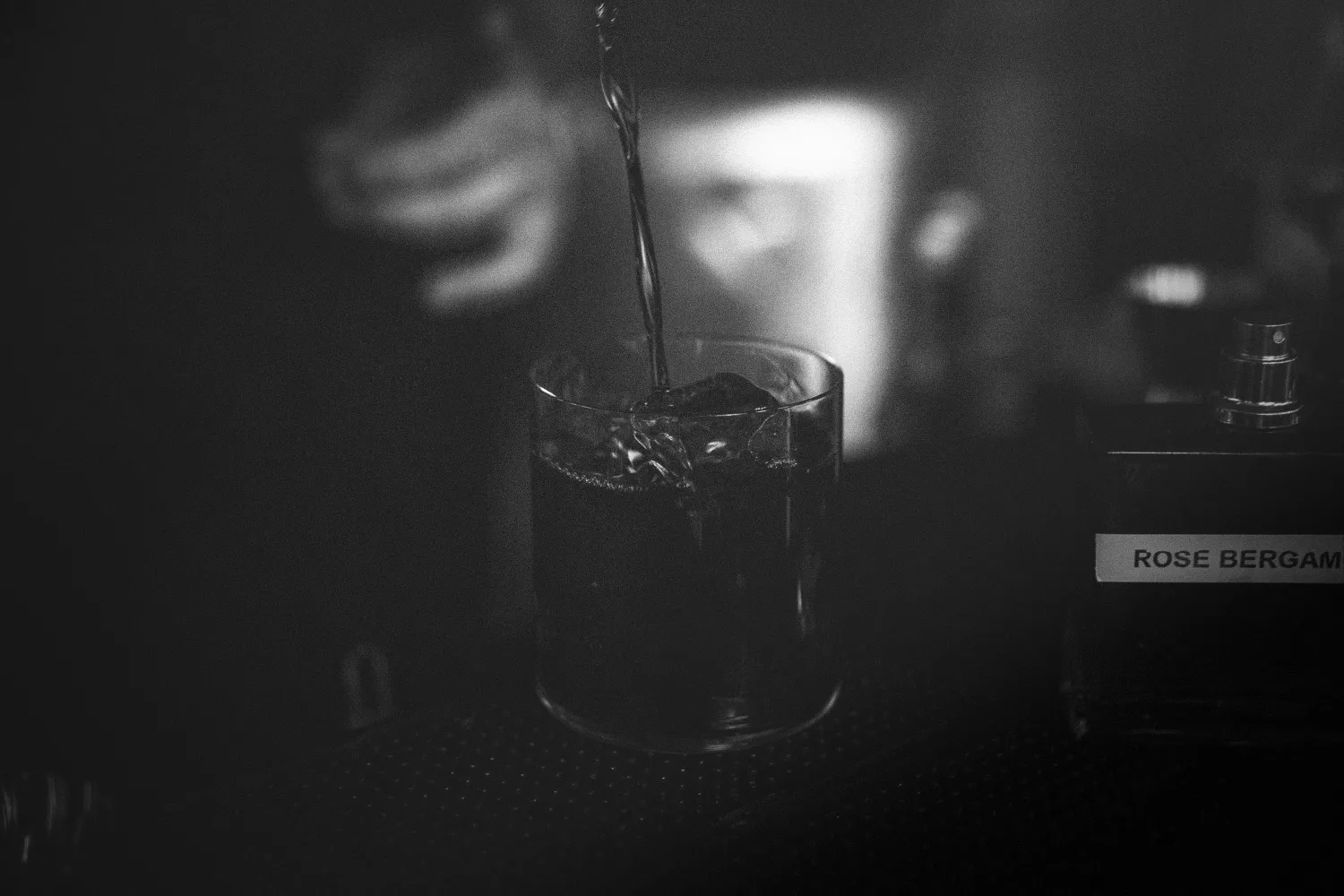 Eingeschenkter Drink im stilvollen Lounge-Ambiente