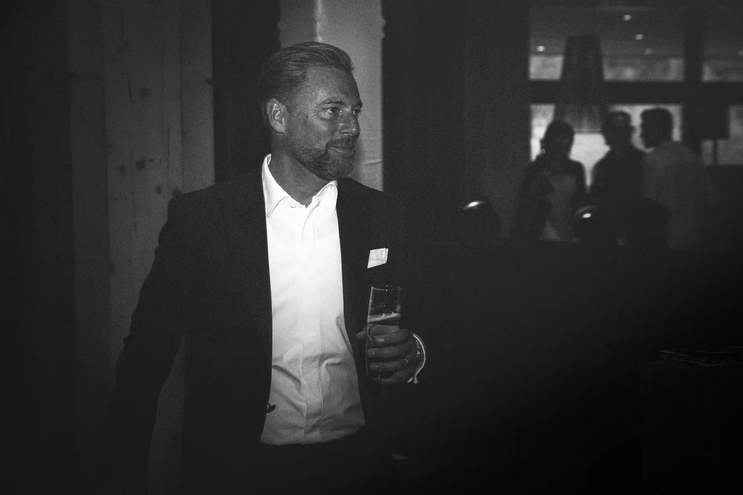 Eleganter Gentleman im Anzug mit Drink
