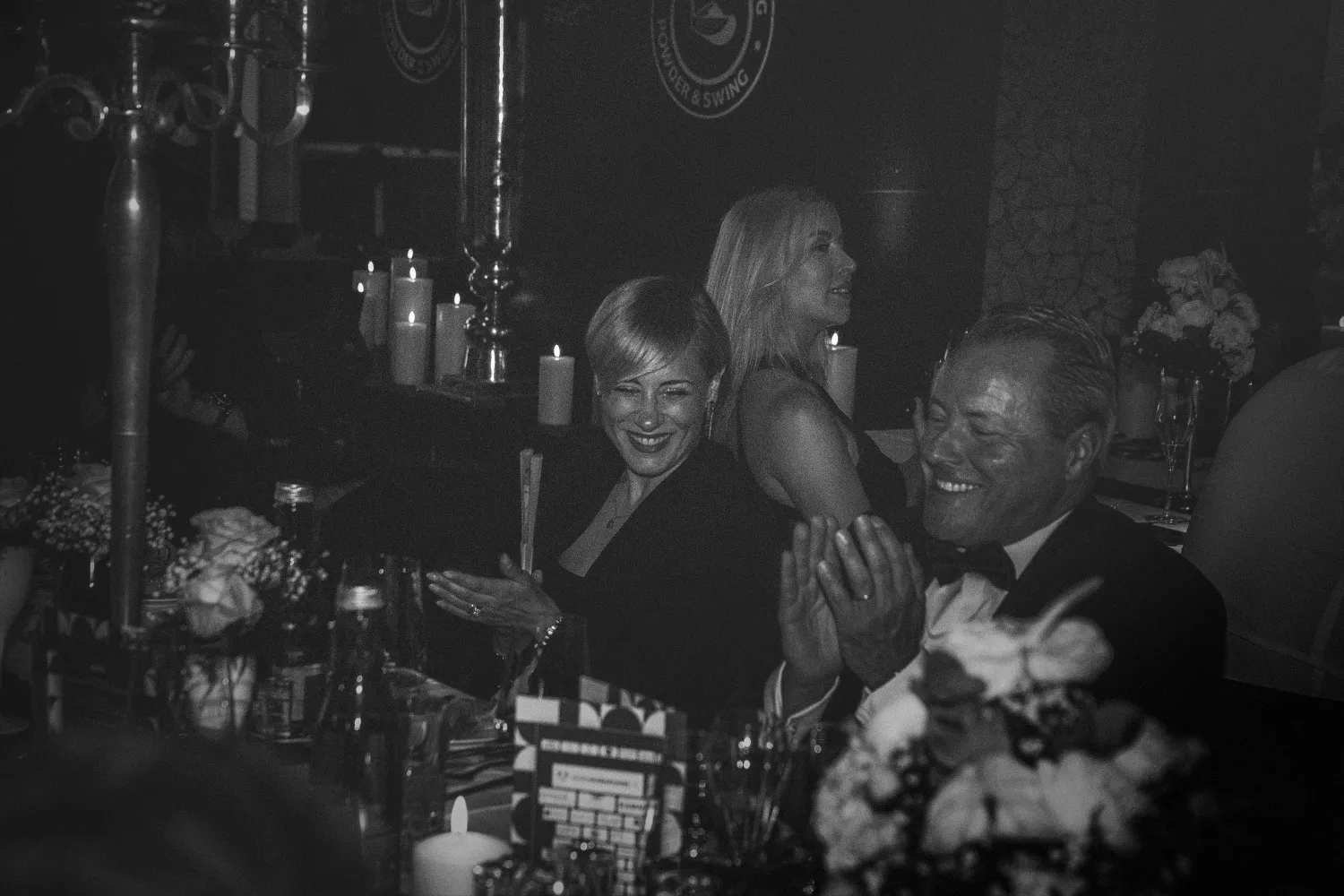 Gäste applaudieren bei einem festlichen Dinner-Event