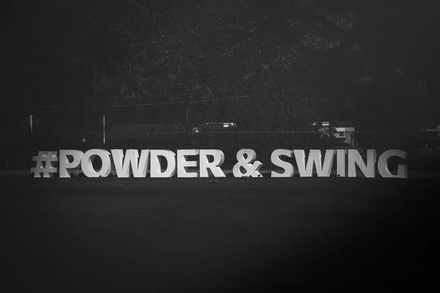 Powder & Swing Schriftzug im Freien