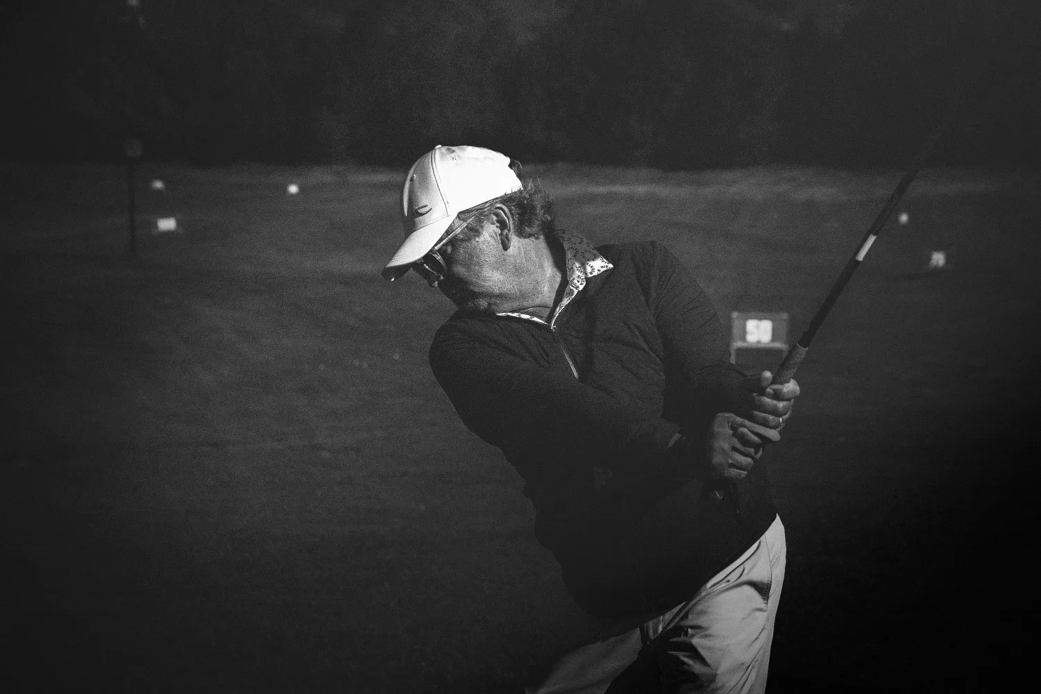 Golfer-Gruppe posiert vor Bergpanorama