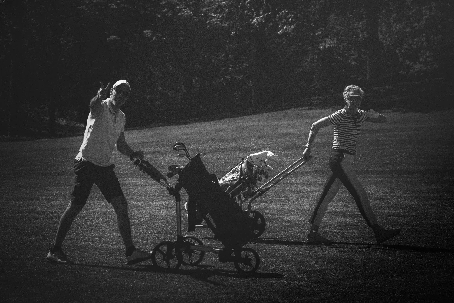 Mitglieder mit Trolleys auf dem Fairway