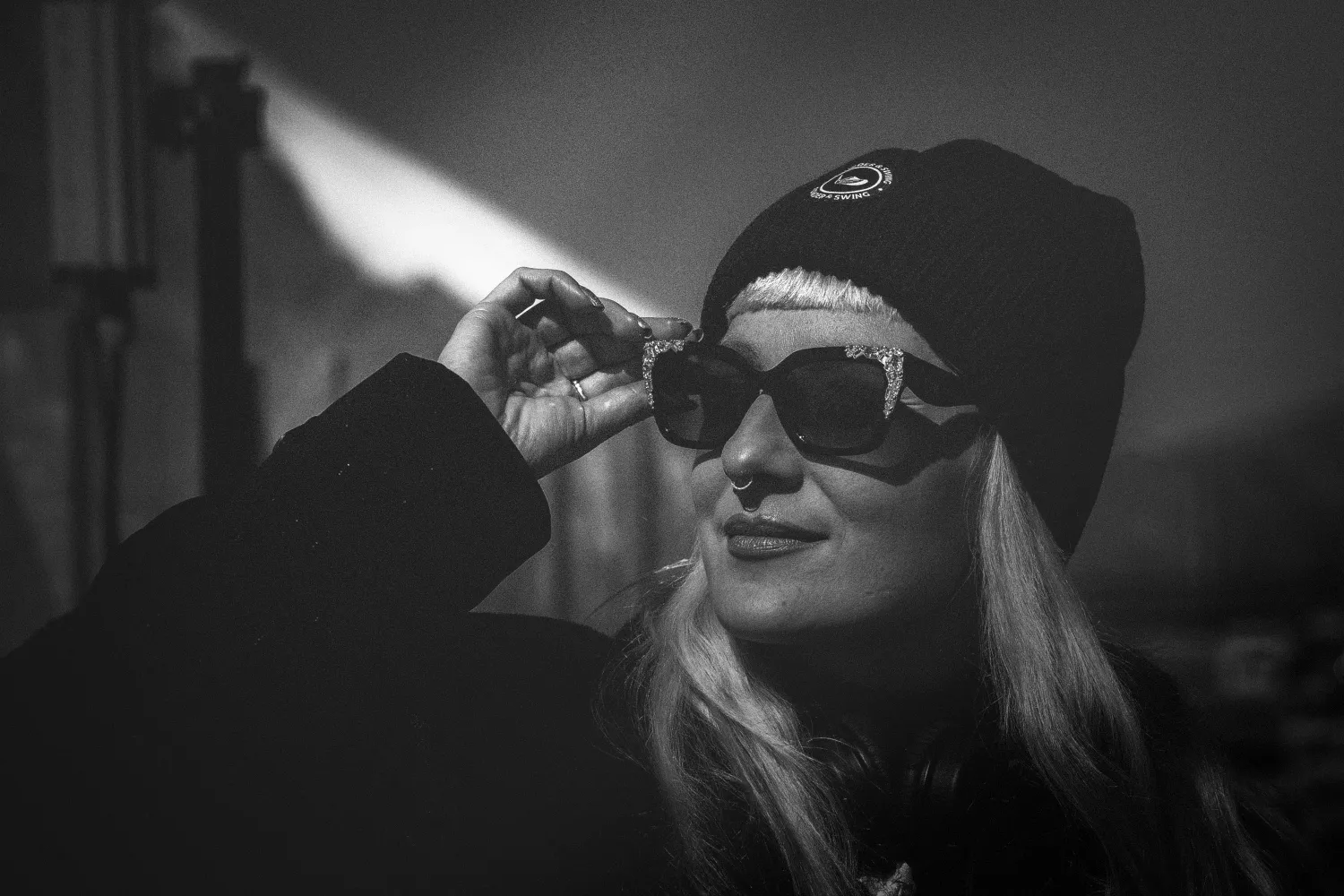 DJane mit Sonnenbrille und P&S-Beanie