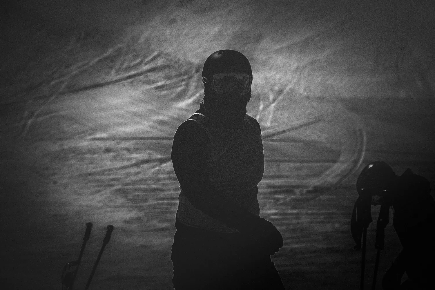 Skifahrer im Gegenlicht auf der Piste
